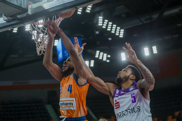 都力求在球 都力求在球